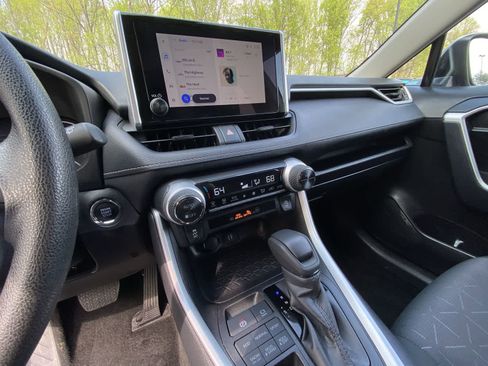 Used 2025 Toyota RAV4 XLE AWD/4WD image 19