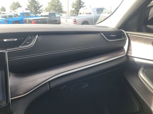 Used 2024 Jeep Grand Cherokee L Limited image 28