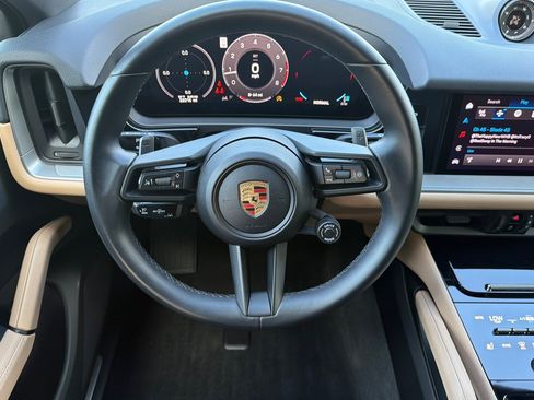 Used 2024 Porsche Cayenne Coupe AWD/4WD image 18