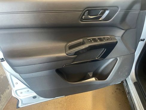 Certified 2025 Nissan Pathfinder SV FWD image 9