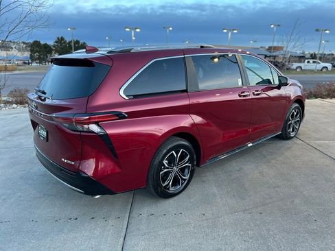 Used 2026 Toyota Sienna Platinum image 8