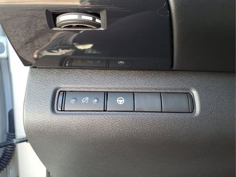 Used 2023 Nissan Pathfinder SV image 15