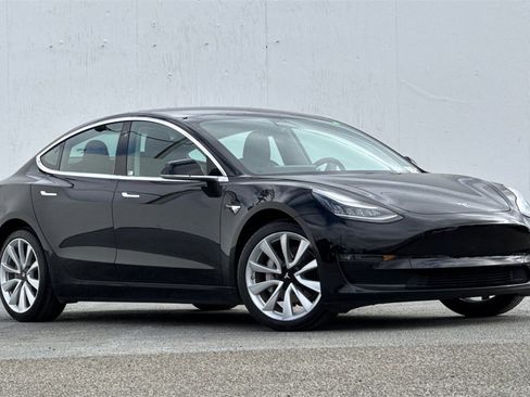 Used 2018 Tesla Model 3 Mid Range image 2