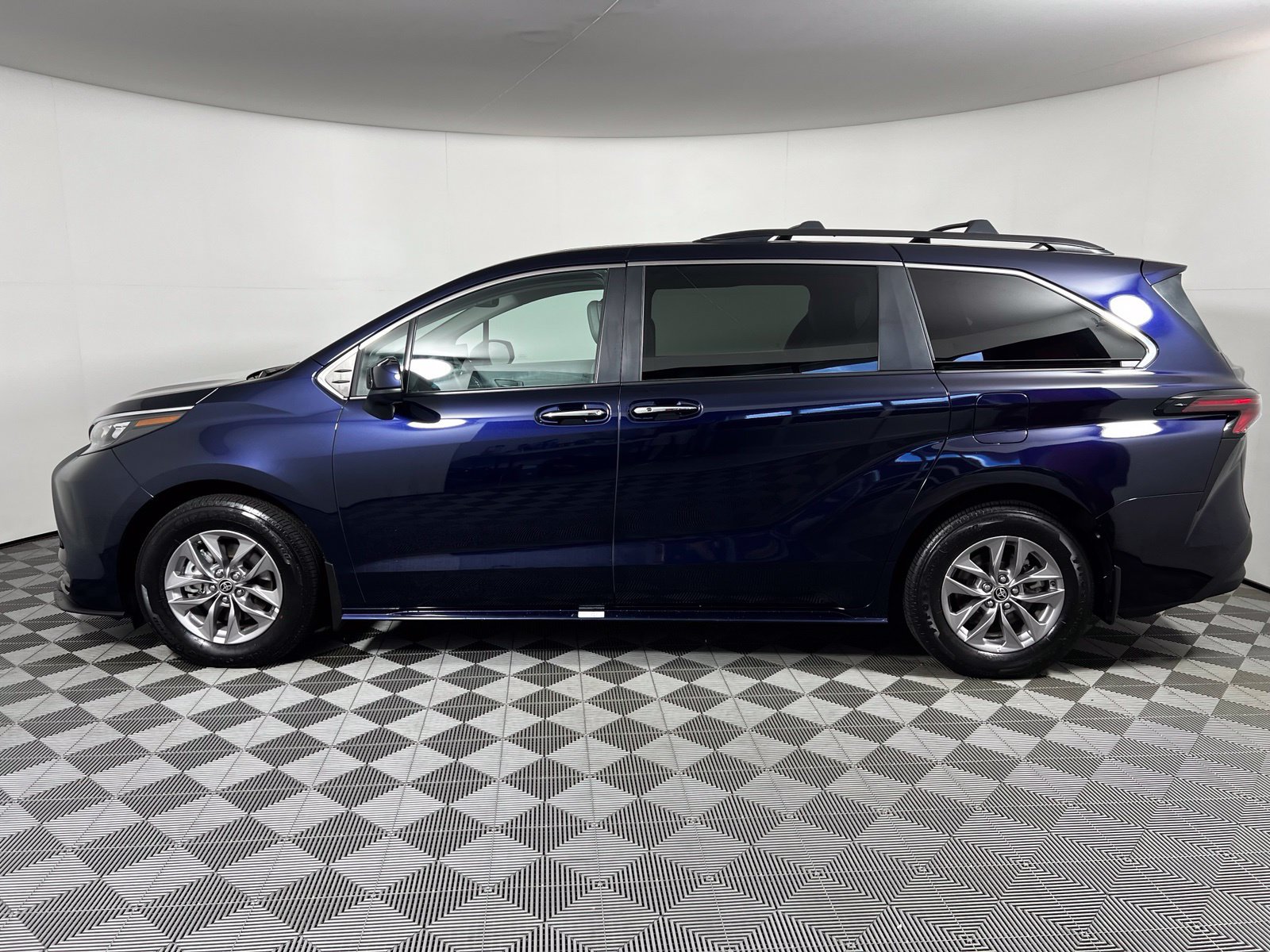 Certified 2025 Toyota Sienna XLE FWD image 8
