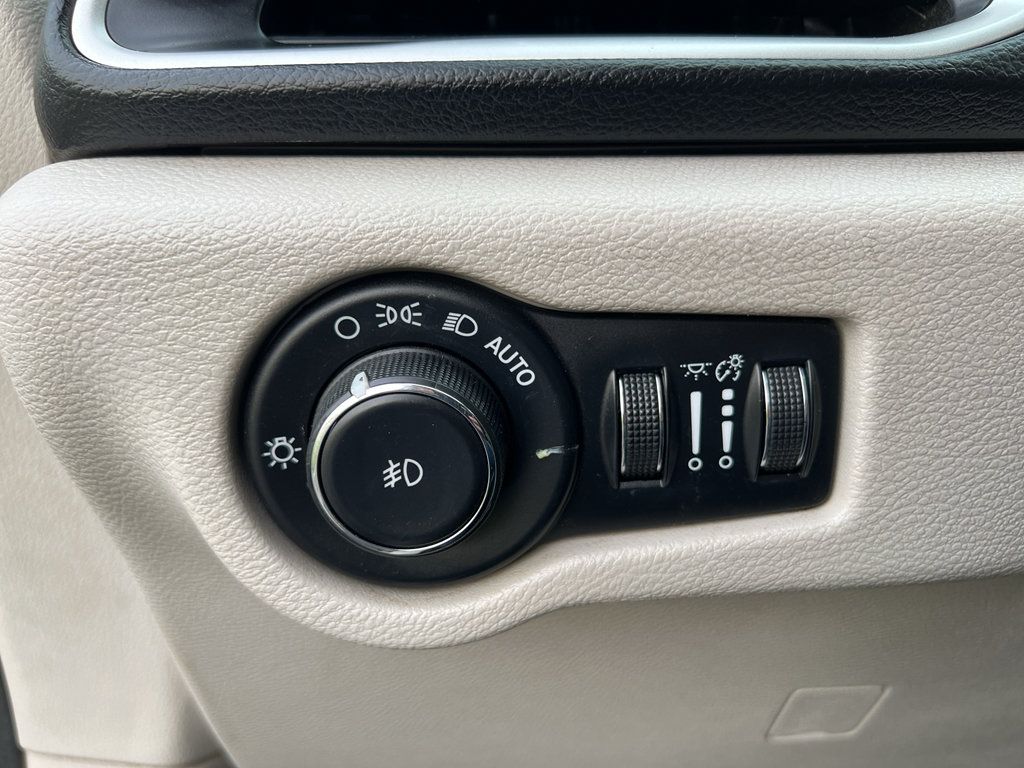 Used 2017 Chrysler Pacifica Touring-L FWD image 23