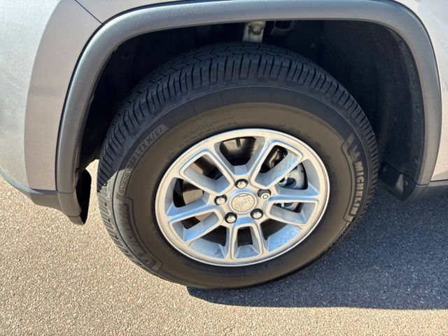Used 2020 Jeep Grand Cherokee Laredo AWD/4WD image 10