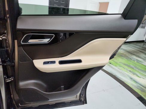 Used 2017 Jaguar F-PACE Prestige image 30