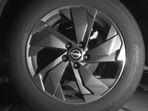 Used 2025 Nissan Rogue SV FWD image 17