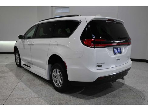 Used 2022 Chrysler Pacifica Touring-L FWD image 8