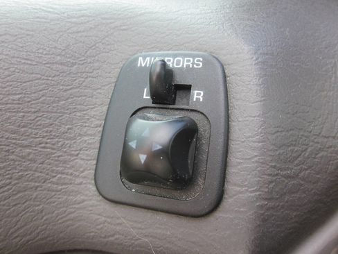 Used 2005 Ford Taurus SE image 25