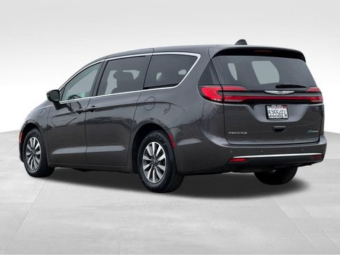 Used 2023 Chrysler Pacifica Touring-L FWD image 3
