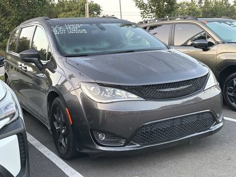 Used 2020 Chrysler Pacifica Touring-L Plus FWD image 3