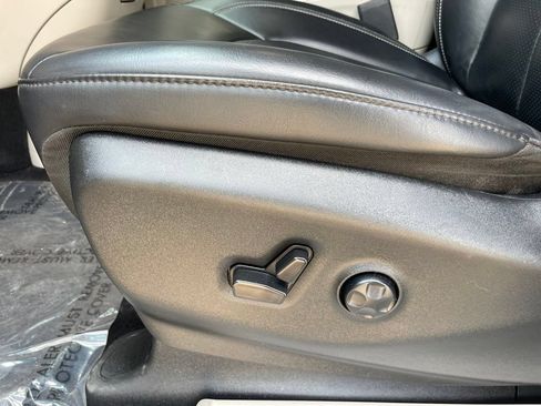 Used 2023 Chrysler Pacifica Touring-L FWD image 11