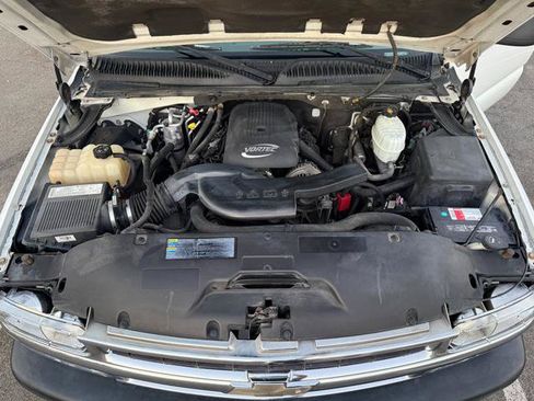 Used 2006 Chevrolet Suburban LS w/ Smart Select Package RWD image 15