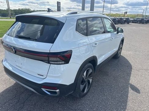Used 2025 Volkswagen Taos SE AWD/4WD image 4