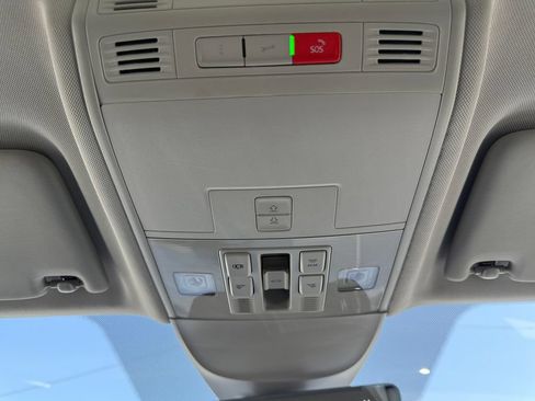 Used 2025 Volkswagen Taos SE w/ Panoramic Sunroof Package AWD/4WD image 18