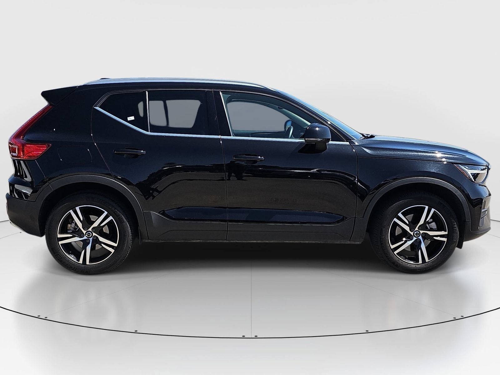Used 2024 Volvo XC40 B5 Core AWD/4WD image 4