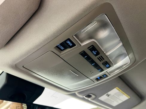 Used 2019 Toyota Highlander XLE FWD image 19