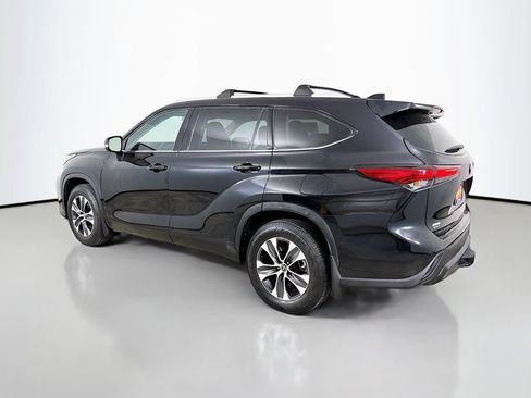 Used 2022 Toyota Highlander XLE AWD/4WD image 6