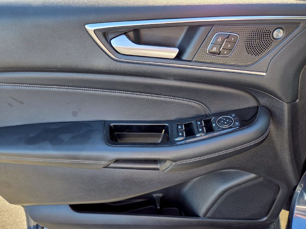 Used 2019 Ford Edge Titanium FWD image 17