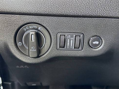 Used 2023 Chrysler 300 Touring L image 19