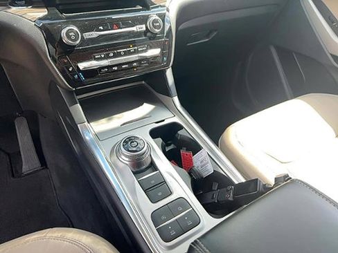 Used 2024 Ford Explorer Limited image 16