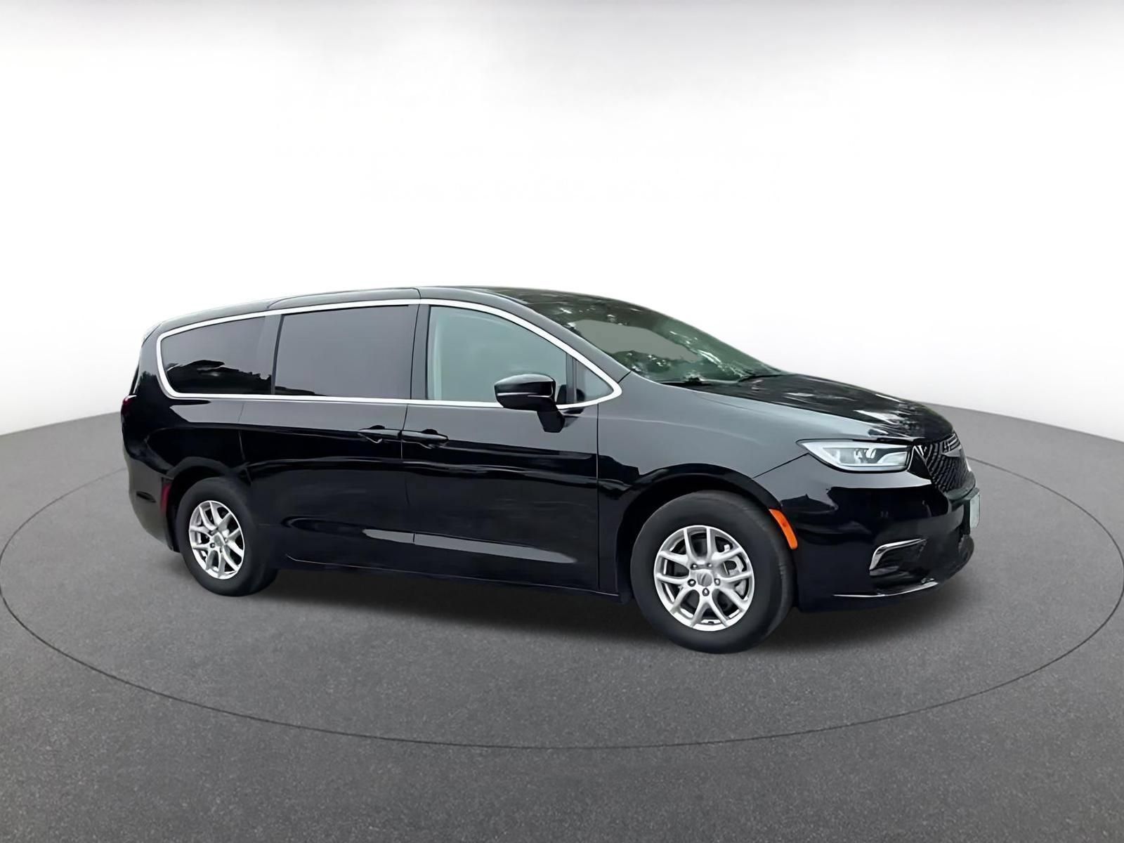 Used 2024 Chrysler Pacifica Touring-L FWD image 2
