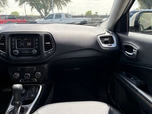 Used 2017 Jeep Compass Latitude w/ Cold Weather Group AWD/4WD image 8