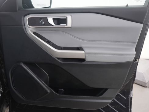 Used 2021 Ford Explorer XLT w/ Equipment Group 202A image 12