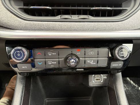 Used 2024 Jeep Compass Latitude AWD/4WD image 22