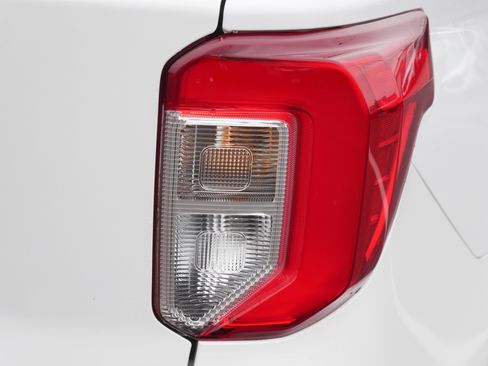 Used 2021 Ford Explorer XLT w/ Equipment Group 202A AWD/4WD image 17