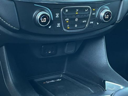 Used 2023 Chevrolet Traverse LT FWD image 19