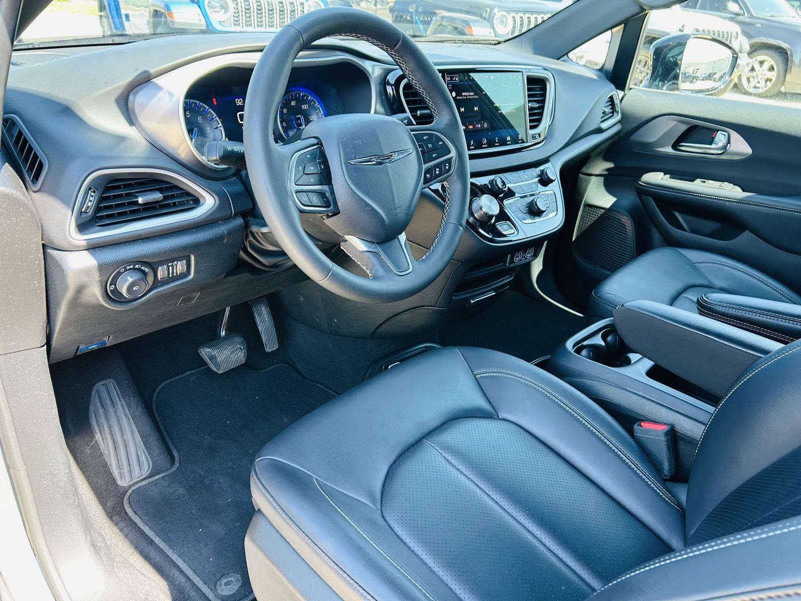 Used 2025 Chrysler Pacifica Select FWD image 14