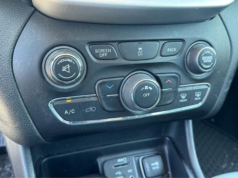 Used 2014 Jeep Cherokee Latitude w/ Cold Weather Group AWD/4WD image 15