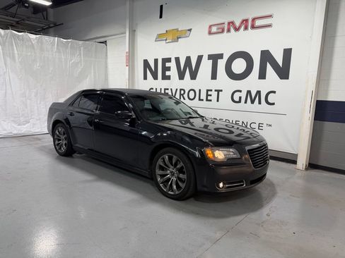 Used 2014 Chrysler 300 S RWD image 2