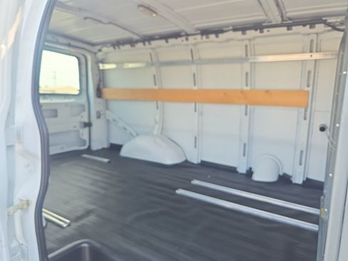 Used 2015 Chevrolet Express 2500 RWD image 14