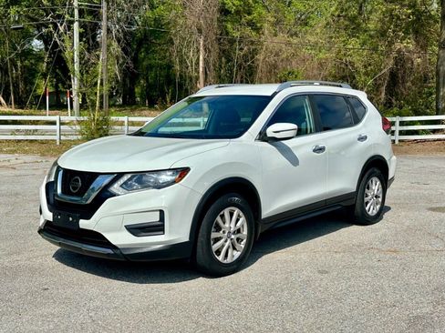 Used 2017 Nissan Rogue SV image 3