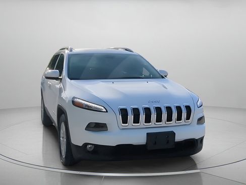 Used 2018 Jeep Cherokee Latitude w/ Safety Group FWD image 5