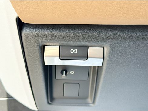 New 2026 Land Rover Defender 110 X-Dynamic SE AWD/4WD image 35