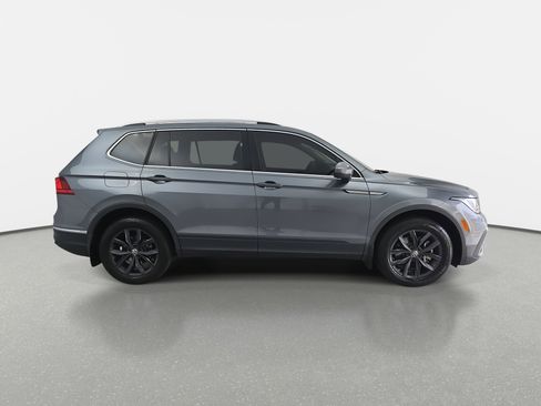 Used 2024 Volkswagen Tiguan SE image 2