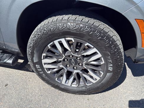 Used 2025 Chevrolet Suburban Z71 AWD/4WD image 39