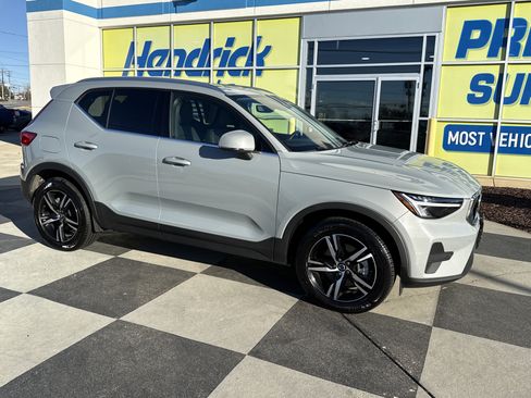 Used 2025 Volvo XC40 B5 Core image 2