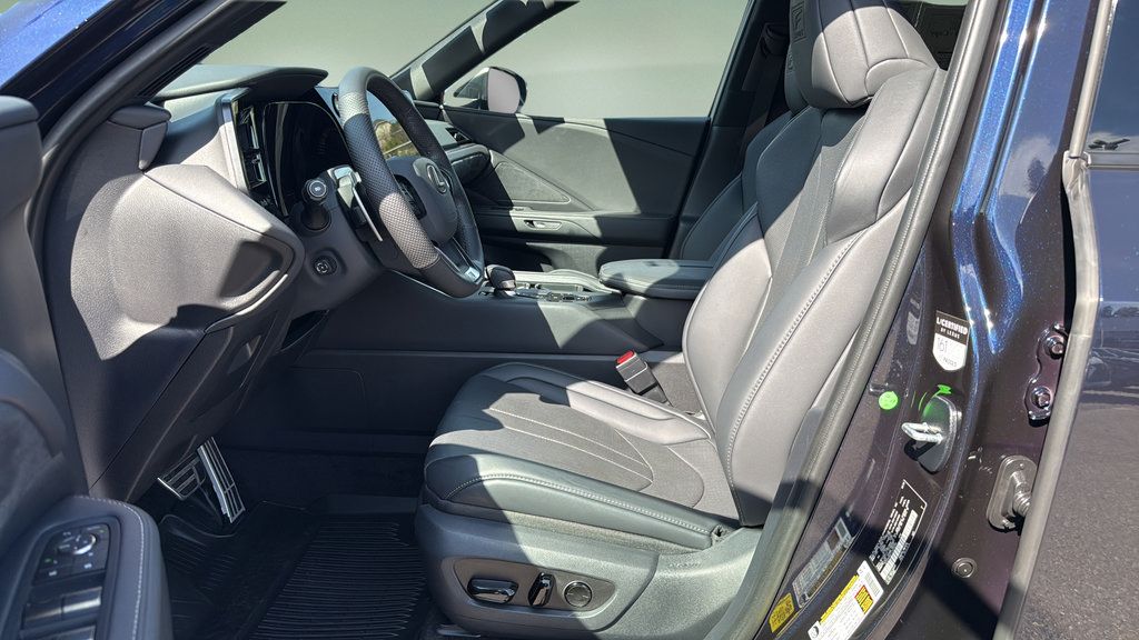Certified 2026 Lexus TX 500h AWD w/ Technology Package image 12