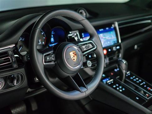 Used 2026 Porsche Macan AWD/4WD image 22