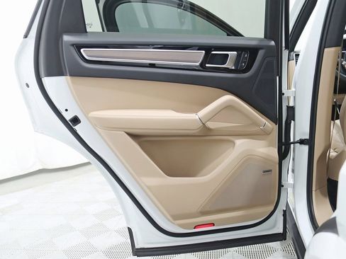 Used 2023 Porsche Cayenne Platinum Edition image 35