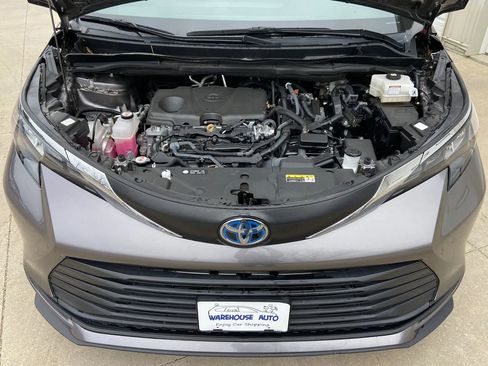 Used 2024 Toyota Sienna LE FWD image 27