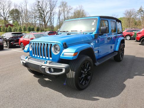 Used 2023 Jeep Wrangler Unlimited Sahara AWD/4WD image 3
