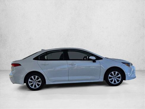 Used 2022 Toyota Corolla LE image 4