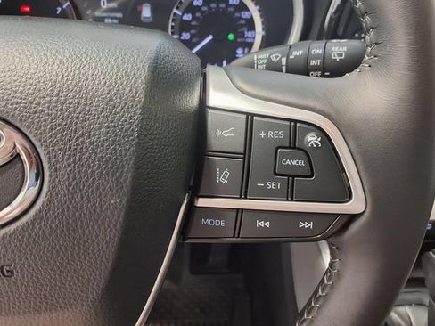 Used 2024 Toyota Highlander XLE AWD/4WD image 9