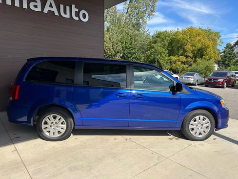 Used 2018 Dodge Grand Caravan SE w/ UConnect Hands-Free Group image 8